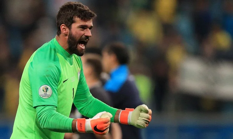 Trong top thủ môn hay nhất C2 gọi tên thủ môn người Brazil là Alisson Becker (Brazil)